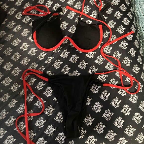 Three bikini tops gently worn,one bikini set black and red brand new - Picture 5 of 6